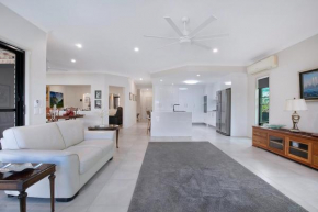 Canal living 3 bed with Pool